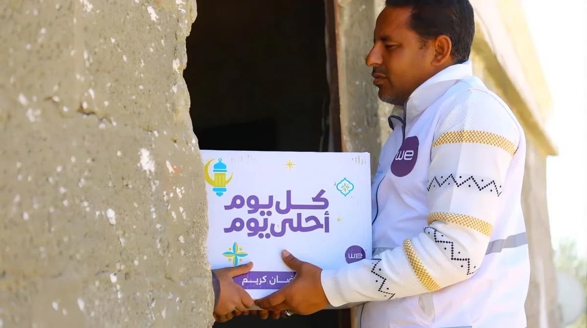 متطوعو مؤسسة صناع الخير يوزعون كراتين رمضان بالتعاون مع الشركة المصرية للاتصالات على الأسر في قرى الشيخ زويد بمحافظة شمال سيناء.