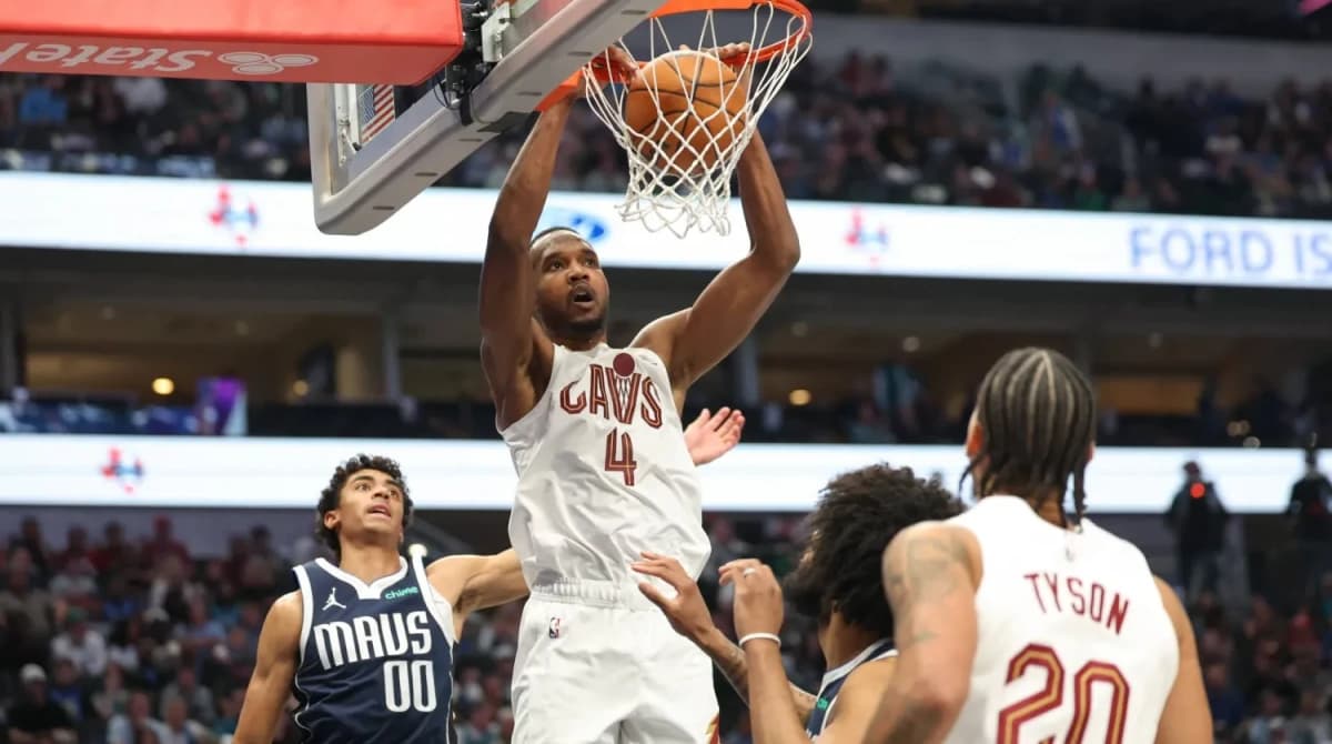 إيفان موبلي يسجل غطسة قوية لكليفلاند كافاليرز أمام دالاس مافريكس في مباراة بدوري NBA.