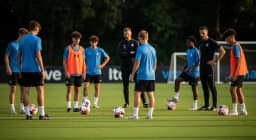 لاعبو أكاديمية كرة القدم خلال التدريب في طريقهم لتحقيق حلم الاحتراف