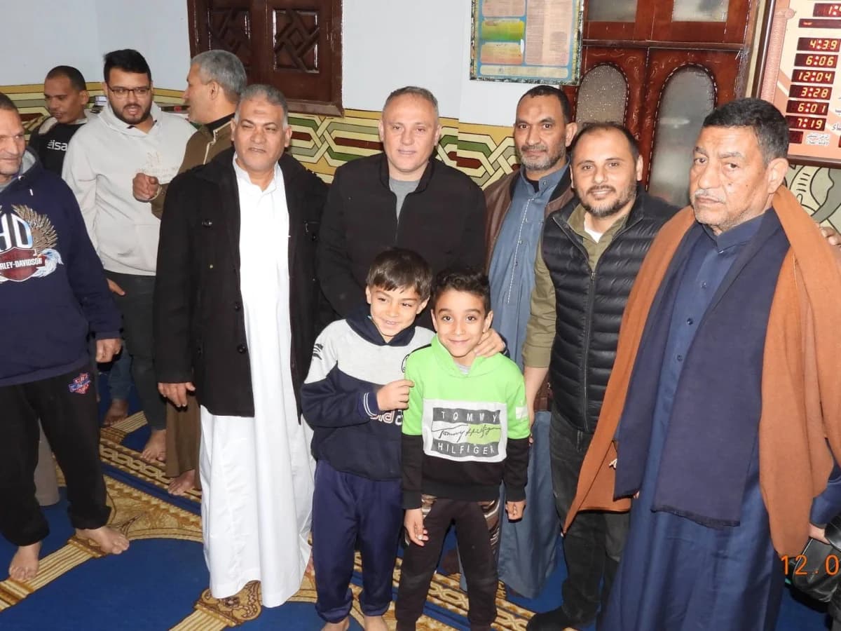 بالصور.. نجم الأهلي أسامة حسني يكرّم حفظة القرآن في قرية الغار مسقط رأسه بالشرقية