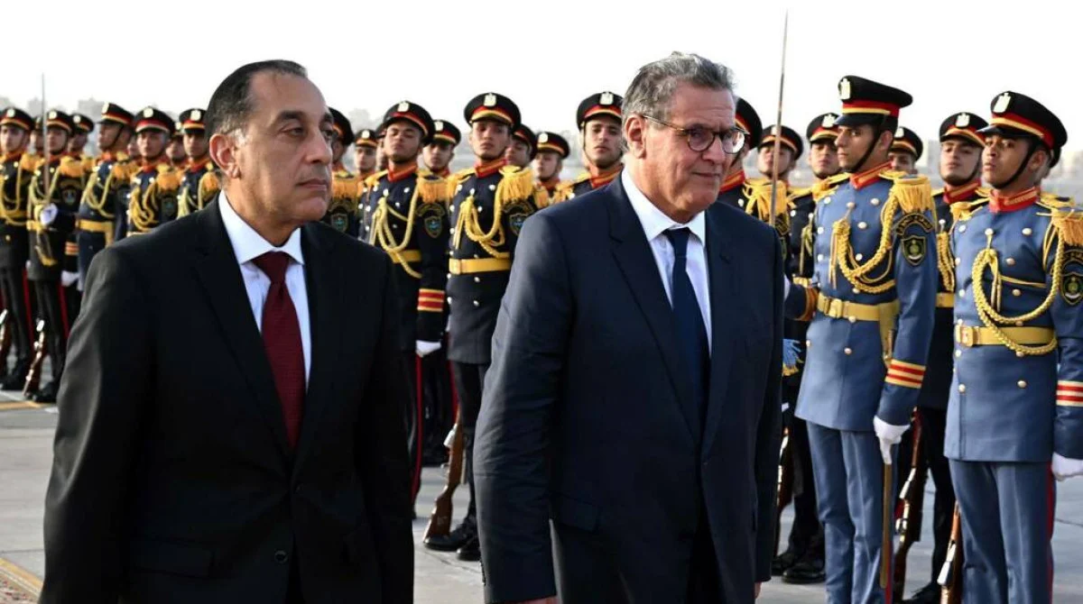 استقبال رسمي لرئيس الحكومة المغربية عزيز أخنوش في مطار القاهرة خلال زيارته لتعزيز التعاون بين مصر والمغرب