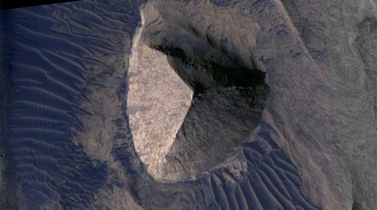 هيكل هرمي غامض على سطح المريخ وسط تضاريس حمراء يثير التساؤلات حول طبيعته