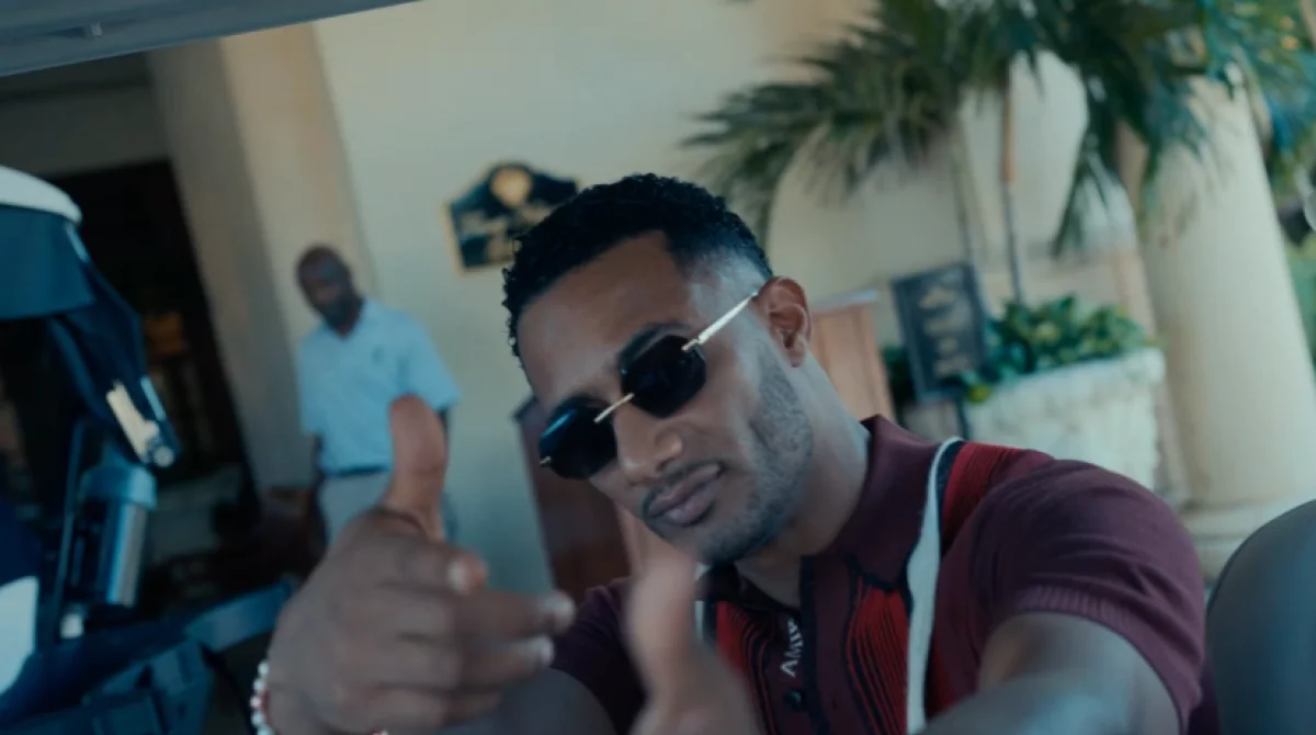 مشهد قاعة محكمة يرمز لحكم قضائي ضد محمد رمضان في قضية سب مهندس صوت