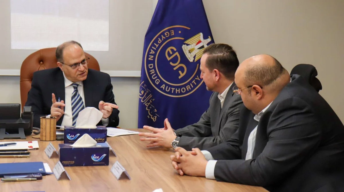 اجتماع رئيس هيئة الدواء المصرية مع مسؤولي شركة سيرفييه مصر لبحث تعزيز التعاون وتوطين الصناعات الدوائية في مصر.