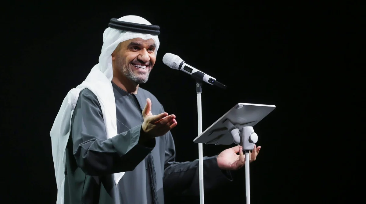 حسين الجسمي يغني على المسرح أمام جمهور ضخم في أبوظبي