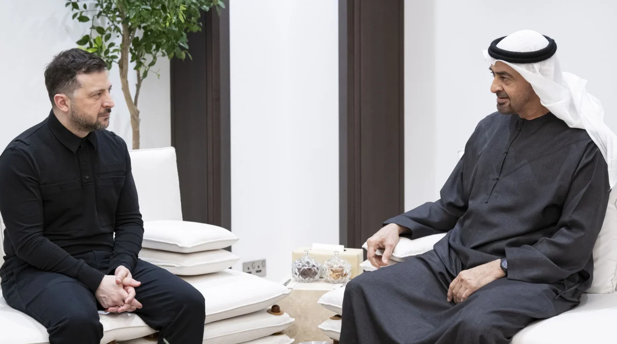 علم الإمارات وأوكرانيا خلال اجتماع رسمي لبحث العلاقات الثنائية والتطورات الإقليمية