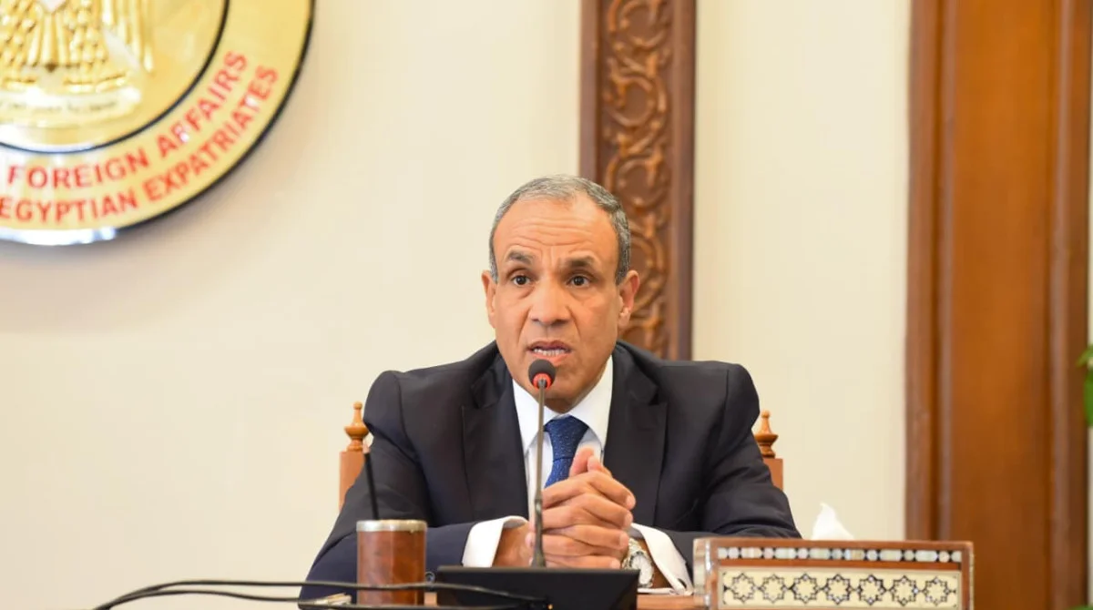 وزير الخارجية المصري في مشهد يعكس التنقل بين العواصم والاجتماعات الدولية والاتصالات الهاتفية، مع خلفية أعلام عالمية، في تعبير عن التحركات المكثفة خلال فترة قصيرة.