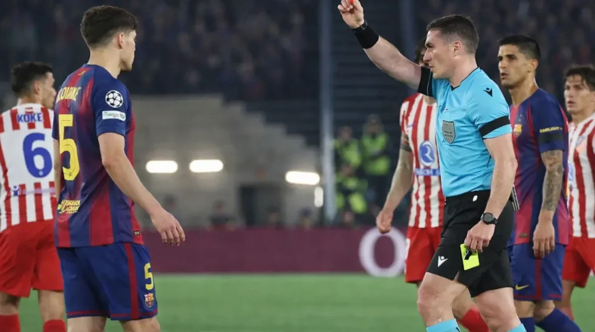حكم مباراة يشهر البطاقة الحمراء خلال لقاء برشلونة وأتلتيكو وسط جدل تحكيمي في دوري الأبطال