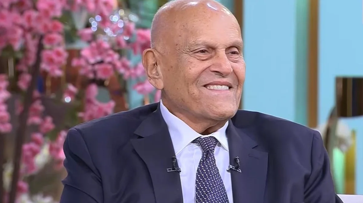 صورة للدكتور مجدي يعقوب، جراح القلب المصري العالمي ومؤسس مركز أسوان للقلب، أحد أبرز رواد جراحات القلب وزراعة القلب في العالم.