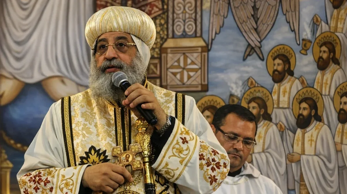 البابا تواضروس الثاني خلال قداس عيد القيامة في الكاتدرائية المرقسية بالقاهرة يدعو للسلام وتهدئة الشرق الأوسط