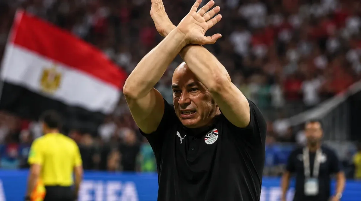 حسام حسن يحتج بإشارة الذراعين المتقاطعتين خلال مباراة مصر والأرجنتين في كأس العالم 2026.