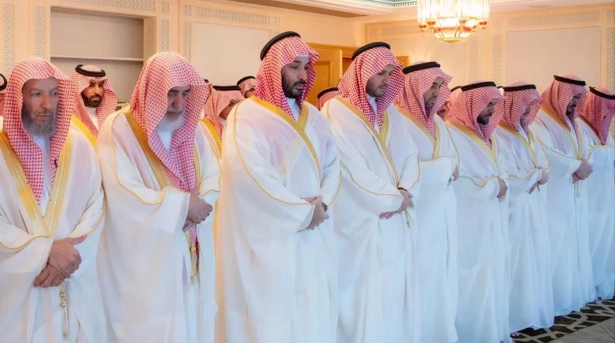 ولي العهد الأمير محمد بن سلمان يؤدي صلاة عيد الفطر في المسجد الحرام بمكة المكرمة وسط جموع المصلين