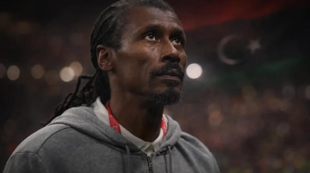 مدرب كرة قدم يغادر الملعب في مشهد وداعي يعكس رحيل أليو سيسيه عن منتخب ليبيا