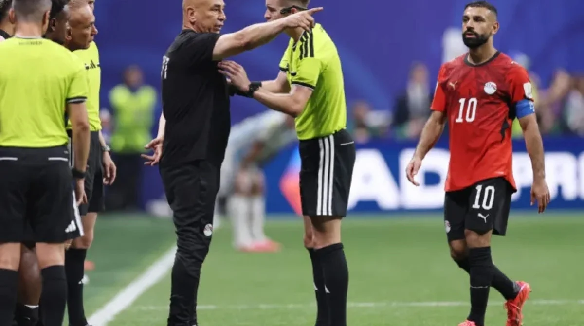 لاعبو منتخب مصر وسط إشادة الجماهير بعد الخسارة أمام الأرجنتين في كأس العالم 2026.