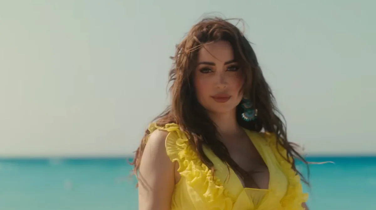 امرأة تمارس الرياضة داخل صالة جيم في مشهد يعكس التوازن بين الجمال واللياقة