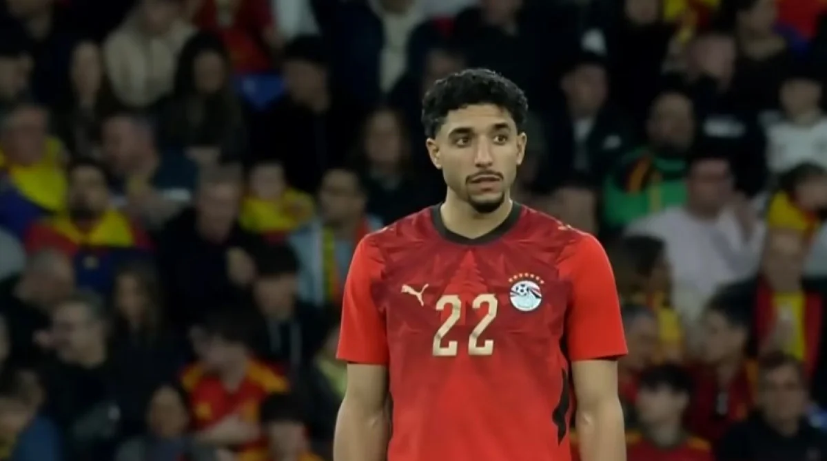 مشهد من مباراة كرة قدم بين منتخب مصر واسبانيا يظهر اجواء تنافسية داخل الملعب مع تركيز على الاداء القوي للمنتخب المصري قبل كأس العالم 2026